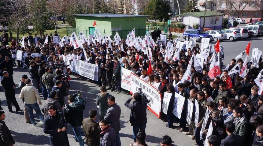 TGB&rsquo;nin AK Parti Protestosuna A&ccedil;ılan Pankart Damga Vurdu