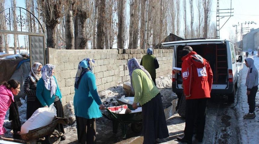 Kızılay Ağrı&rsquo;da Ihtiya&ccedil; Sahibi 600 Aileye Şeker Yardımı Yaptı