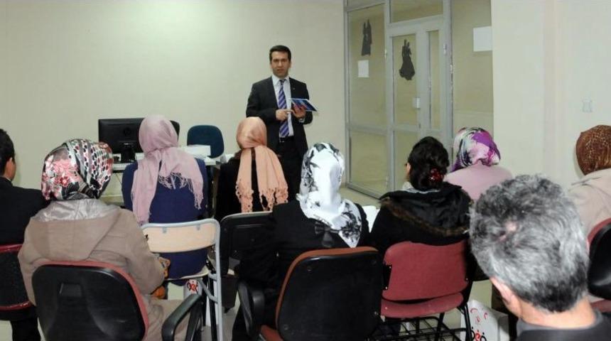 BİK Van M&uuml;d&uuml;r&uuml; &Ouml;ylek, Eğitimcilere Medya Okur Yazarlığı Semineri Verdi