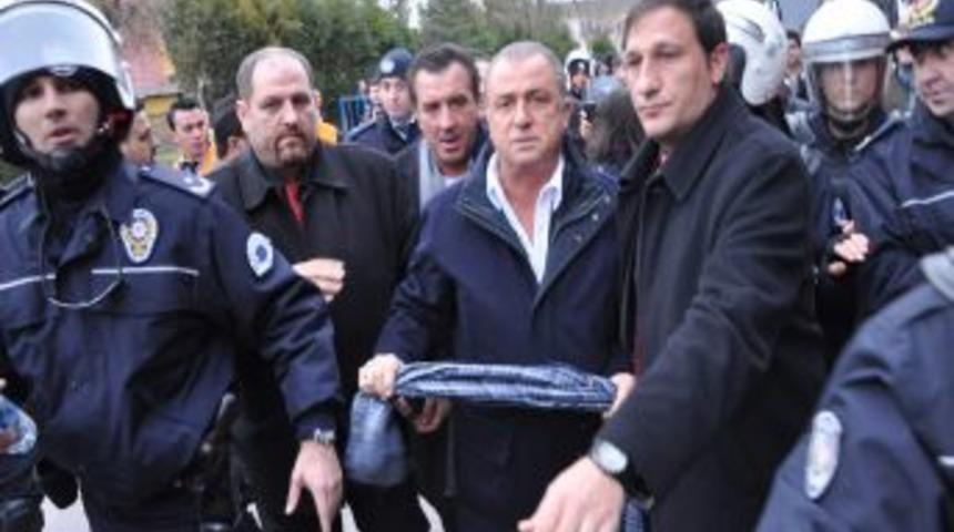 Galatasaray Teknik Direkt&ouml;r Terim, Polis G&ouml;zetiminde Stadyuma Girdi