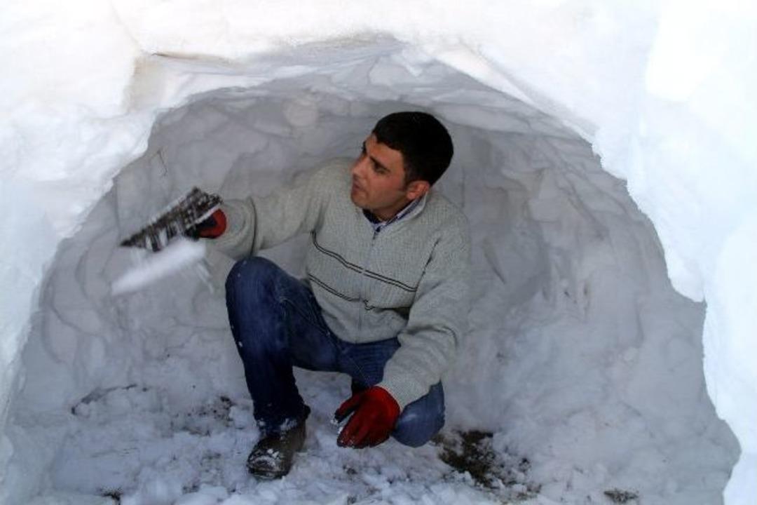 &Ccedil;ıldır G&ouml;l&uuml; &Uuml;zerinde Kardan Heykeller...
