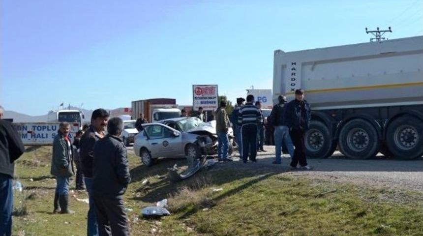 Eşme&rsquo;de Trafik Kazası 4 Yaralı