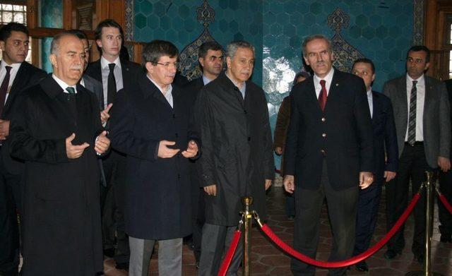 Arınç, Seçim Bölgesi Bursa’da Davutoğlu’na Cami Ve Türbeleri Gezdirdi