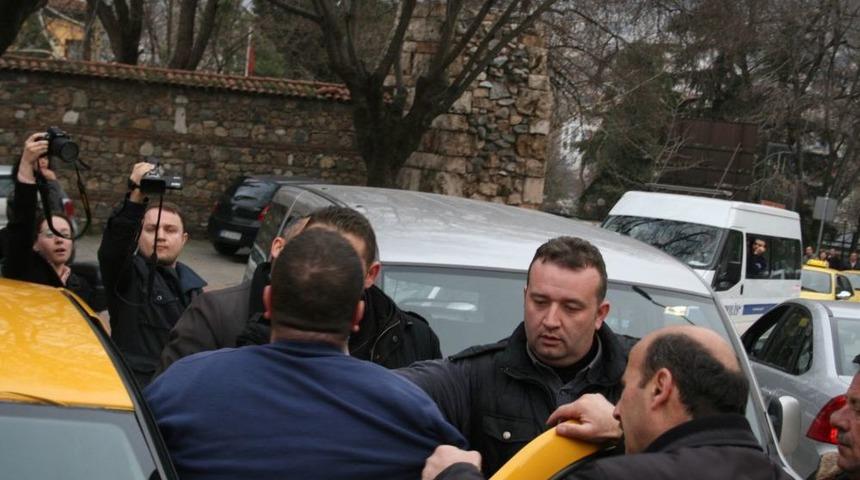 Arın&ccedil; Ve Davutoğlu&rsquo;nun Konvoyunda Taksici Gerginliği Yaşandı