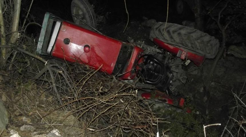 Trakt&ouml;r şarampole yuvarlandı: 1 &ouml;l&uuml; 3 yaralı