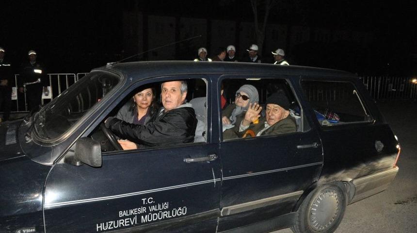 Başbakan Hayranı Yaşlı &Ccedil;ift, Erdoğan'a Baston Ve Tespih Hediye Etti