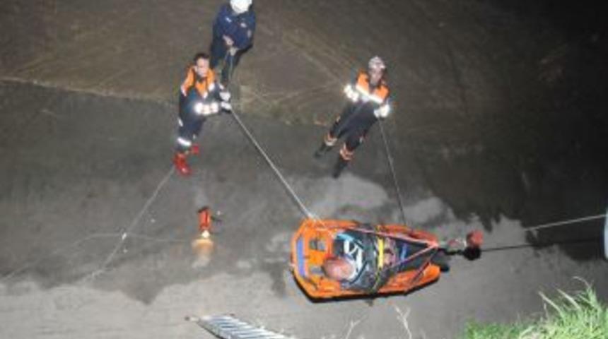 Dere Yatağına D&uuml;şen Vatandaş I&ccedil;in Kurtarma Operasyonu