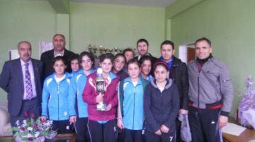 G&uuml;roymaklı Kızlardan Bir Birincilik Daha