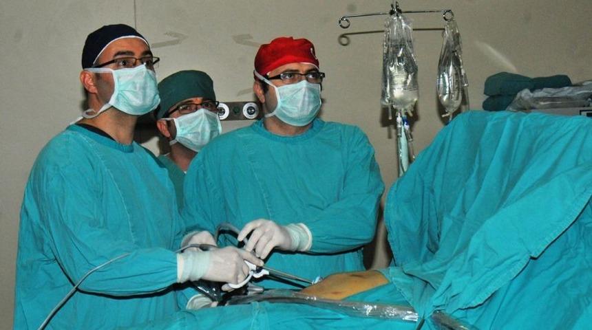 25 Santimetrelik Ameliyat Deliğini 2.5 Santimetreye D&uuml;ş&uuml;r&uuml;p Tarihe Ge&ccedil;tiler