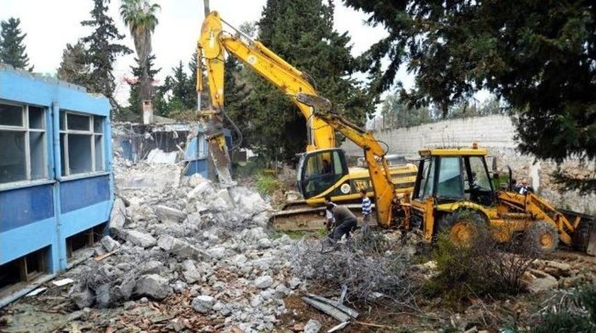 Karşıyaka Dispanseri Yıkılıyor