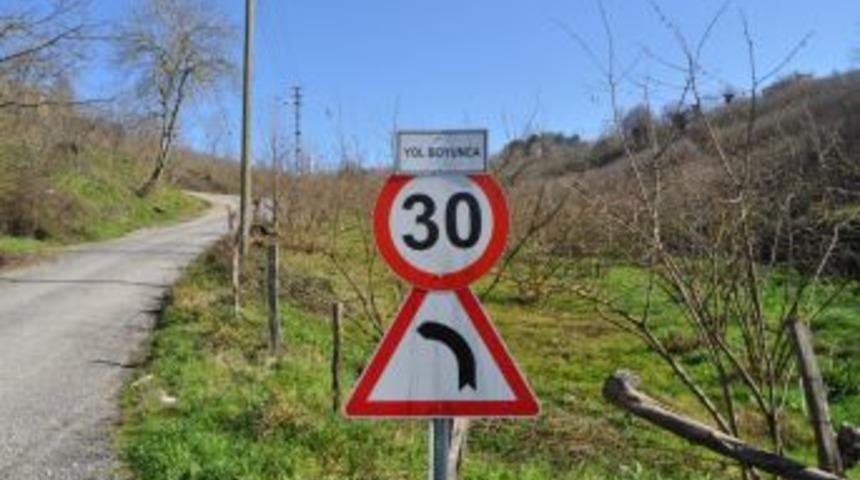 K&ouml;y yollarına trafik levhaları konuldu