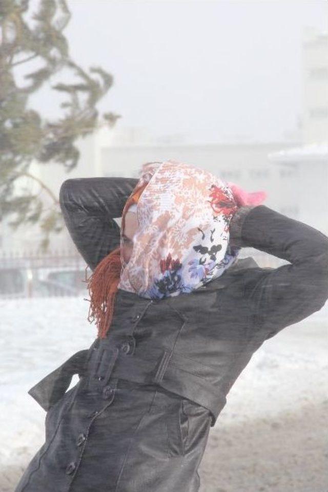 Yoğun Tipi Erzurum’da Hayatı Felç Etti