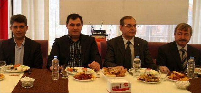 Ak Parti Teşkilatları Fikir Alışverişinde Bulunmak &Uuml;zere Uşak&rsquo;ta Toplandı 1