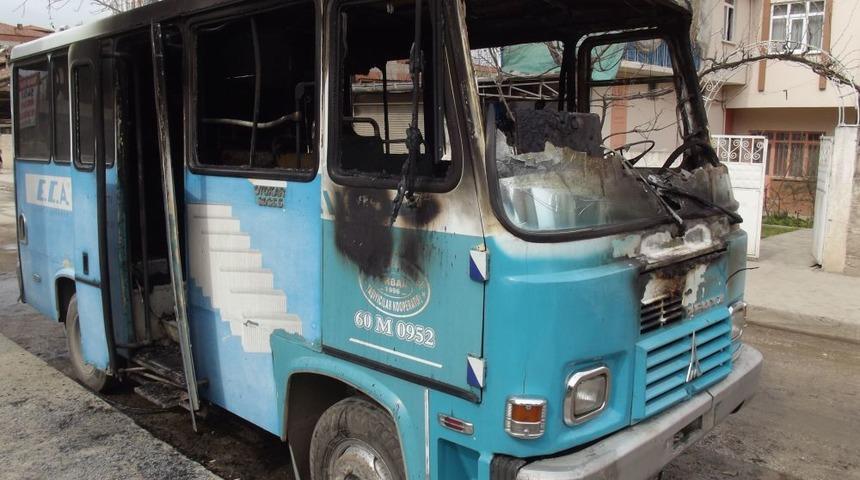 Park Halindeki Minib&uuml;s Yandı