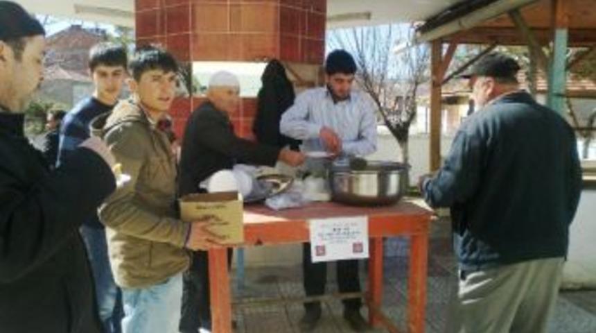 Hisarcık'ta Erbakan İ&ccedil;in Helva Dağıtıldı