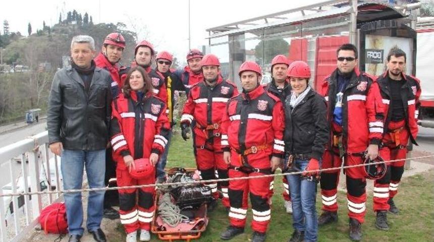 G&ouml;n&uuml;ll&uuml; İtfaiyeciler&rsquo;den 15 Metreden İple İniş G&ouml;sterisi