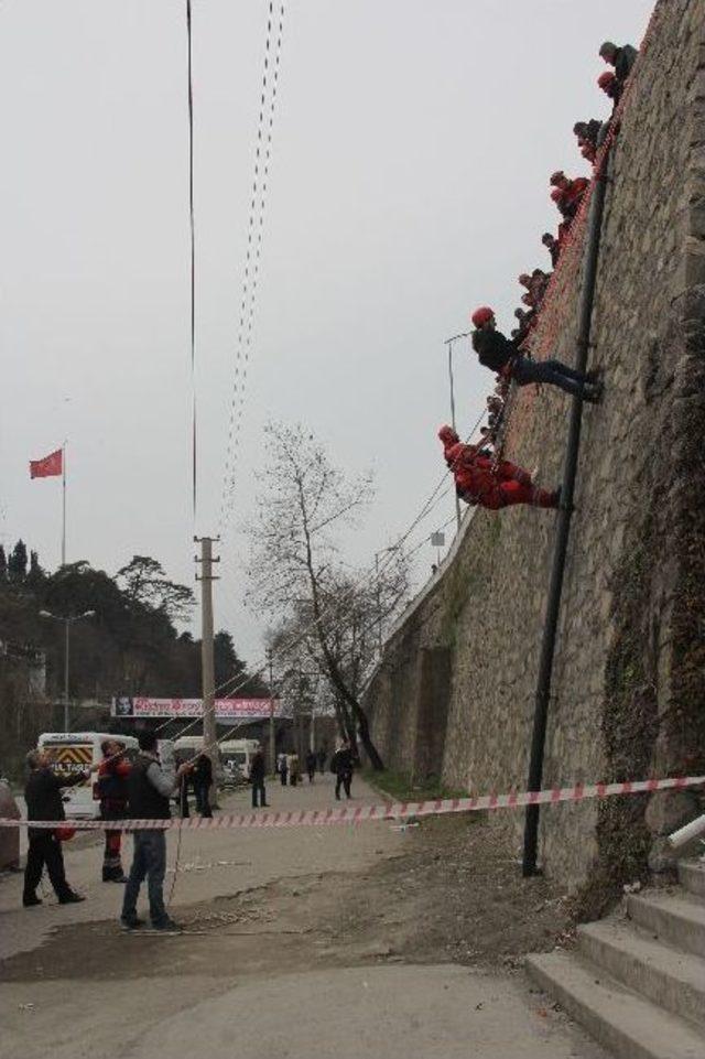 Gönüllü İtfaiyeciler’den 15 Metreden İple İniş Gösterisi