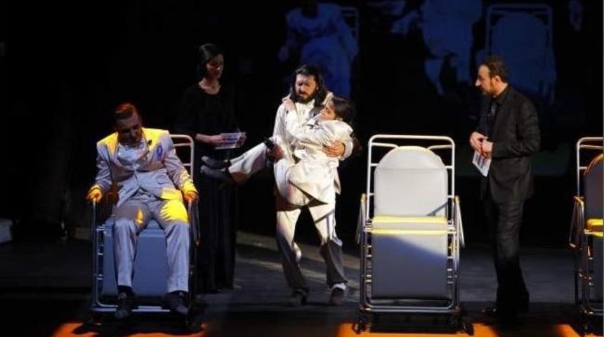 &ldquo;dar Ayakkabıyla Yaşamak&rdquo; Mdt Sahnesinde Olacak