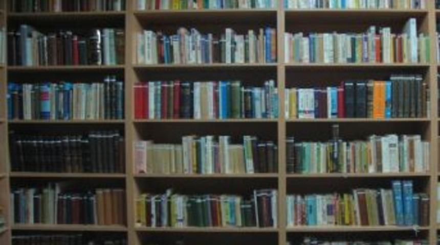 Emekli &Ouml;ğretmen K&uuml;t&uuml;phanesini Bağışladı