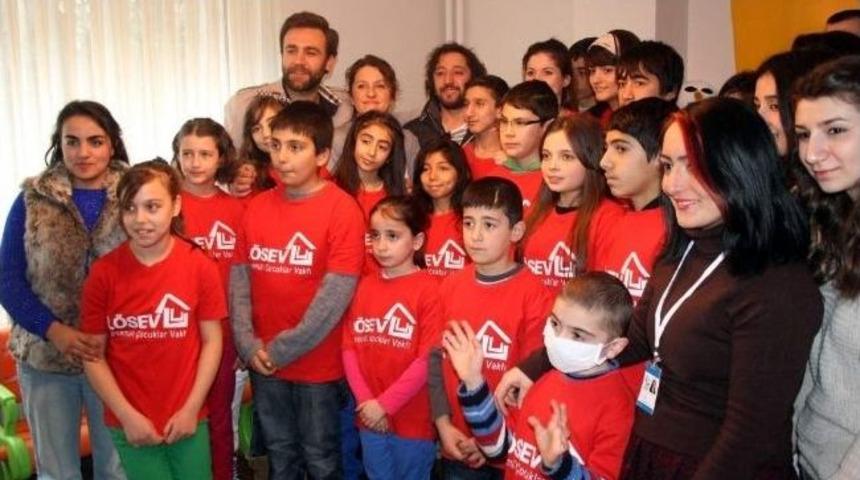 Sanat&ccedil;ı Fettah Can, L&ouml;sev'de &Ccedil;ocuklarla Eğlendi