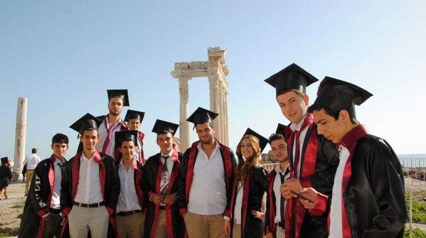 Alman Aile, Apollon Tapınağı'nda G&uuml;neşli Havanın Keyfini &Ccedil;ıkardı