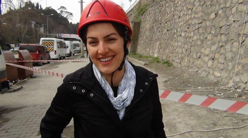 'G&ouml;n&uuml;ll&uuml; Itfaiyeciler 5 Metrelik Duvardan Iniş Yaptı