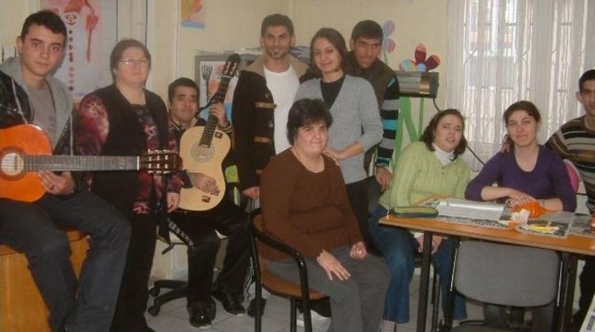 Zihinsel Engelliler İ&ccedil;in M&uuml;zik Ve Drama Kursu