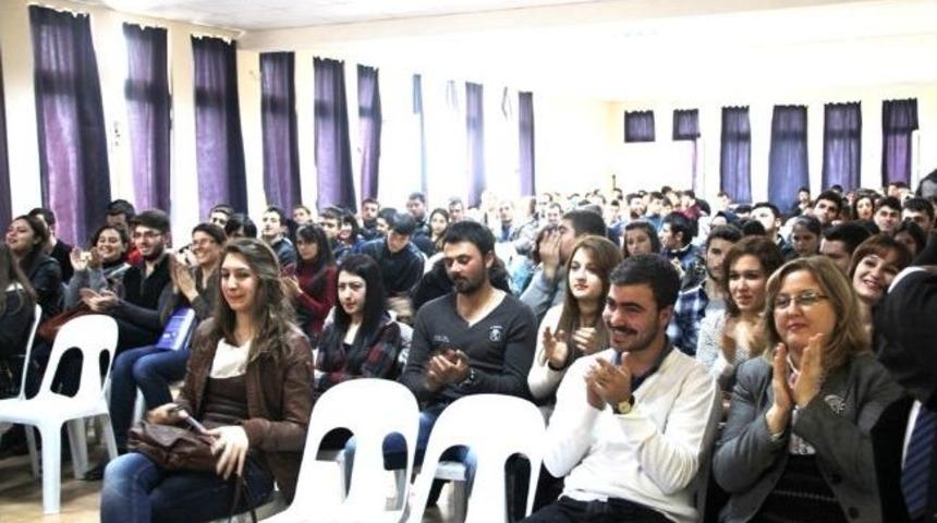 Burhaniye&rsquo;de Kaymakam &Uuml;niversitelilere Konuştu