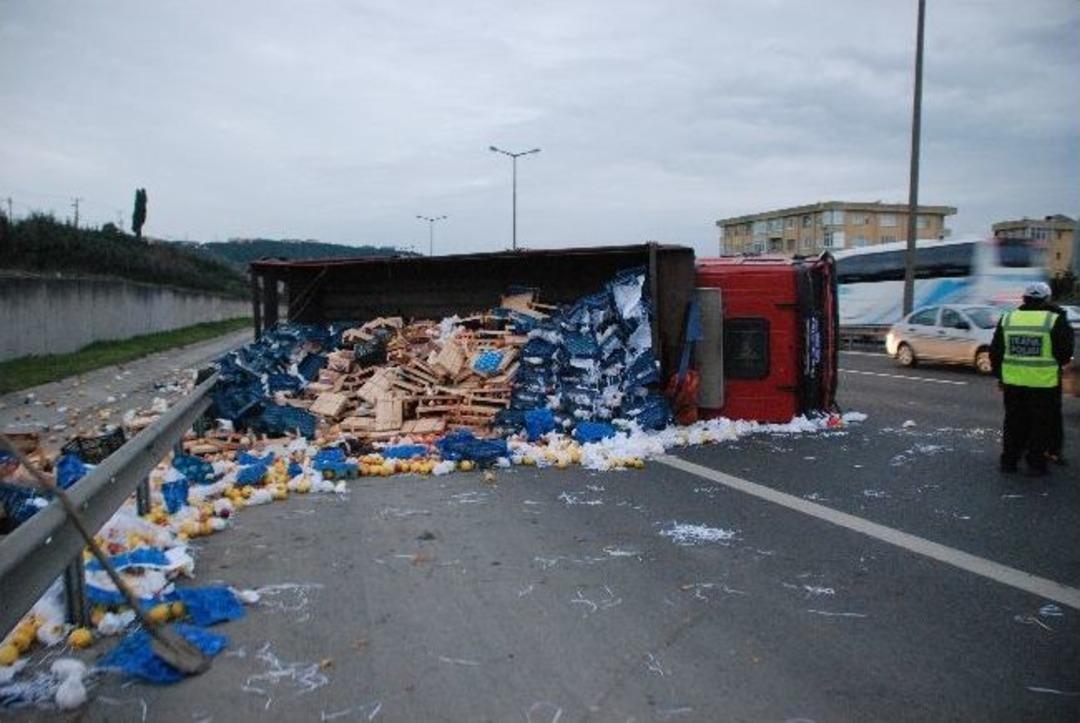 Lastiği Patlayan Minib&uuml;s, Meyve Y&uuml;kl&uuml; Tıra &Ccedil;arptı: 11yaralı
