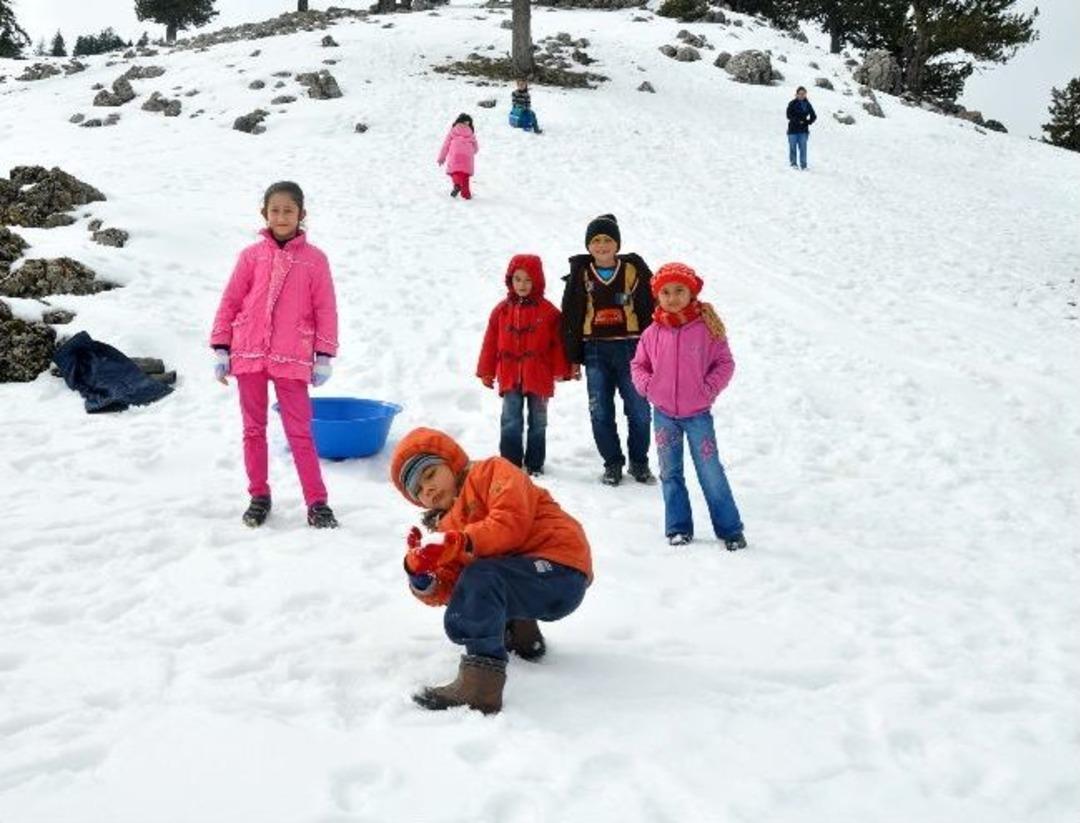 Adana&rsquo;ya Kar Yağdı, &Ccedil;ocuklar Keyfini &Ccedil;ıkardı