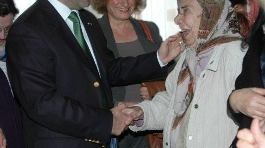 &Ouml;mer G&uuml;nel, Annelerle Kucaklaştı