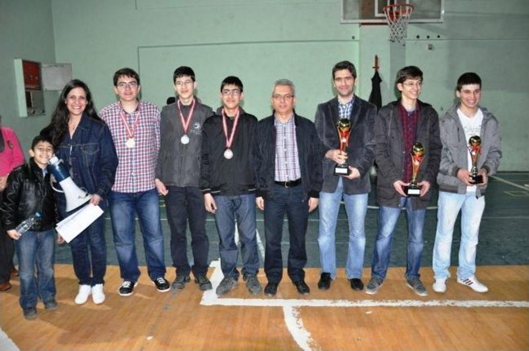 150 Sporcu Satran&ccedil; Taşlarını Oynattı