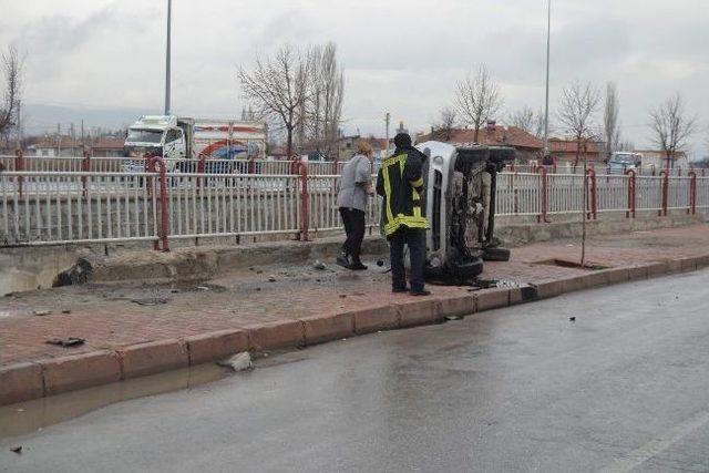 Otomobil Kanala Uçmaktan Son Anda Kurtuldu: 3 Yaralı