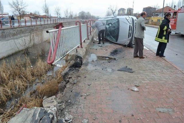 Otomobil Kanala Uçmaktan Son Anda Kurtuldu: 3 Yaralı