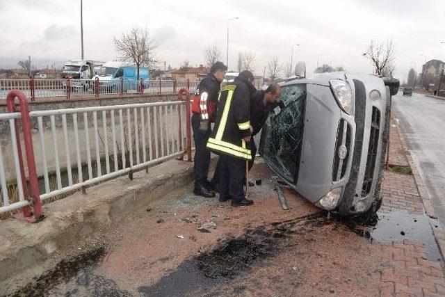 Otomobil Kanala Uçmaktan Son Anda Kurtuldu: 3 Yaralı