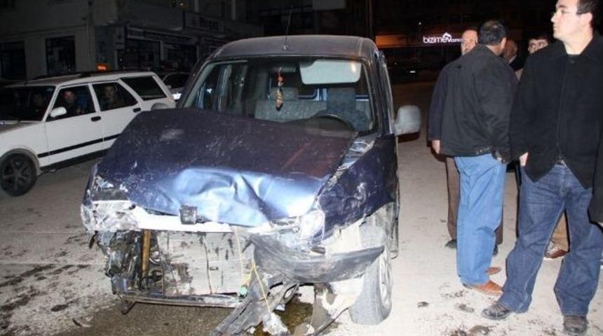 &Ccedil;ubuk'ta Trafik Kazası: 2 Yaralı