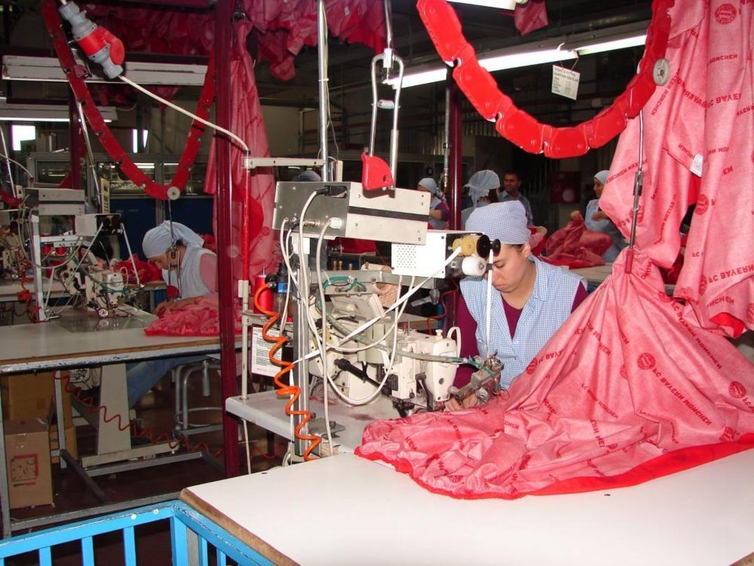 Menderes Tekstil&rsquo;den D&uuml;nya Rekoru: G&uuml;nde 400 Kilometre Bez &Uuml;retiyor