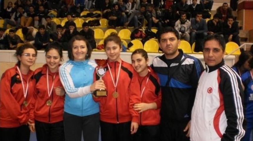 Manisa'daki Badminton M&uuml;sabakalarına Selendi Damgası