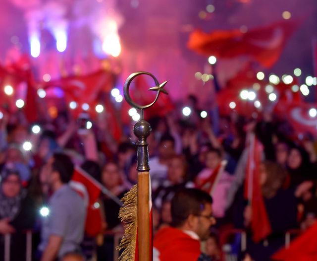 Sivas'ta on binlerce kişi demokrasi nöbetinde buluştu