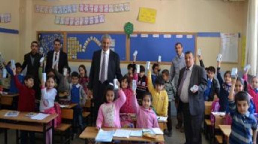 Hilvan&rsquo;daki Okullarda S&uuml;t Dağıtımı