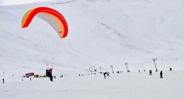 Abalı Kayak Merkezi’nde Yamaç Paraşütü Keyfi