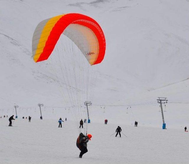 Abalı Kayak Merkezi’nde Yamaç Paraşütü Keyfi