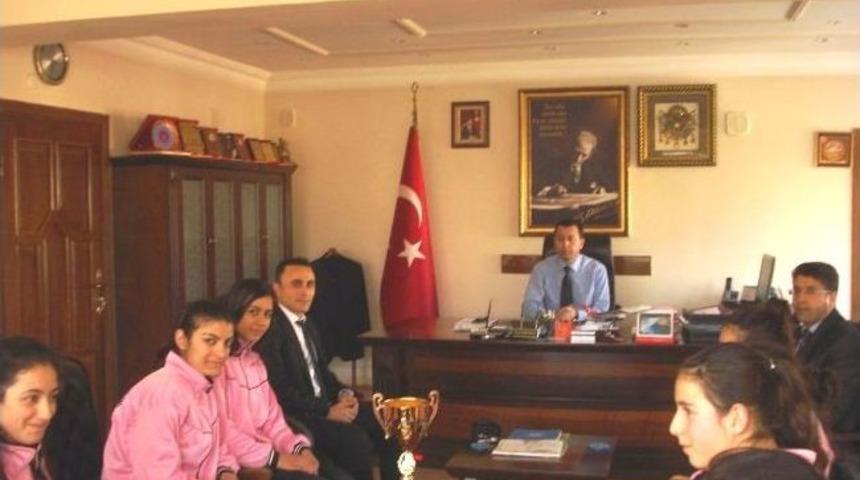 Anadolu Lisesi Kız Futsal Takımı&rsquo;ndan Kaymakam G&ouml;r&uuml;kmez&rsquo;e Ziyaret