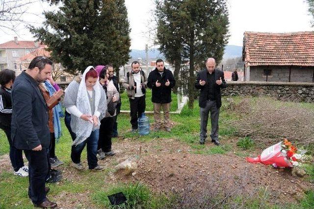 Gazeteci Mustafa Sezek Mezarı Başında Anıldı