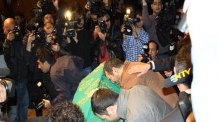 M&uuml;sl&uuml;m G&uuml;rses, Son Kez Sevenlerinin Karşısına &Ccedil;ıktı