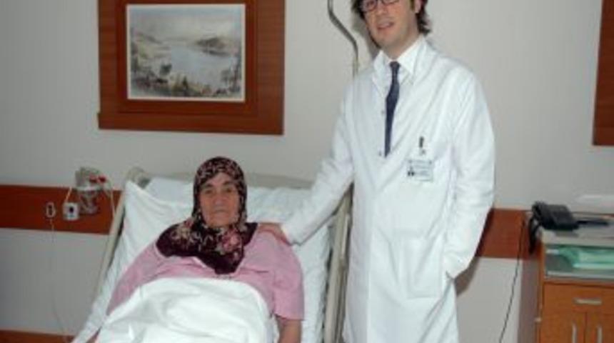 Karın Ağrısı &Ccedil;eken Hastadan 3,5 Kilogramlık Yumurtalık T&uuml;m&ouml;r&uuml; &Ccedil;ıkarıldı