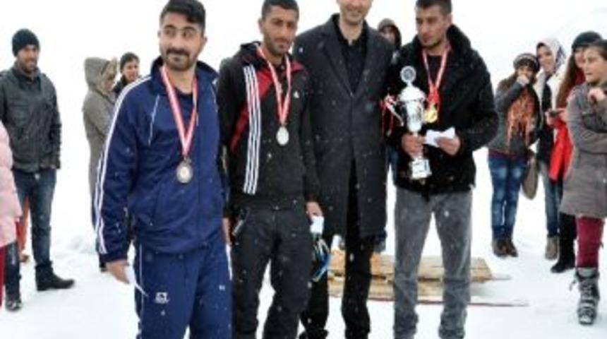 Ovacık Kaymakamlığı Kayak Yarışması D&uuml;zenledi