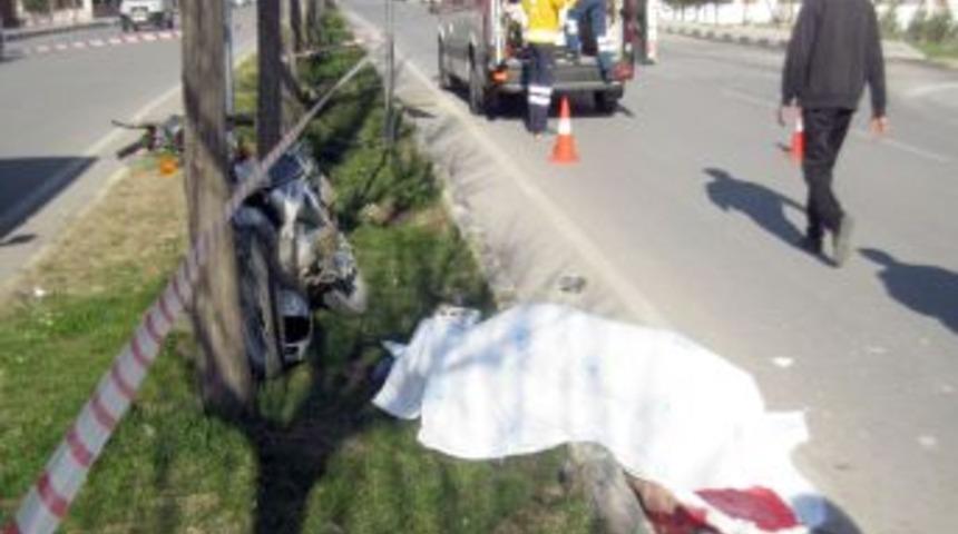Motosiklet Orta Ref&uuml;je &Ccedil;arptı: 1 &Ouml;l&uuml;, 1yaralı
