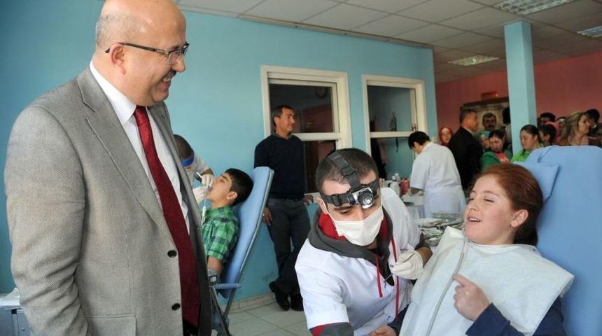 G&ouml;n&uuml;ll&uuml; Hekimler &Uuml;cretsiz Diş Tedavisi Ve Bakımı Yaptı
