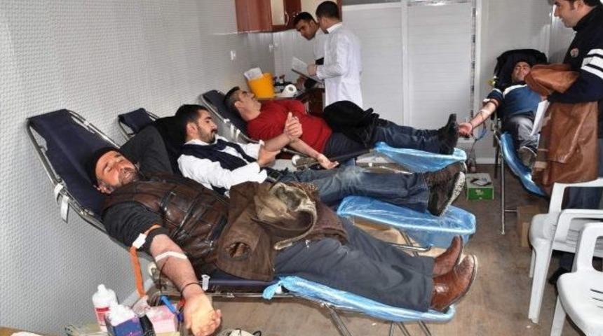 Beşir Sosyal Yardımlaşma Ve Dayanışma Derneği Erciş Şubesi&rsquo;nden Kızılay&rsquo;a Kan Bağışı